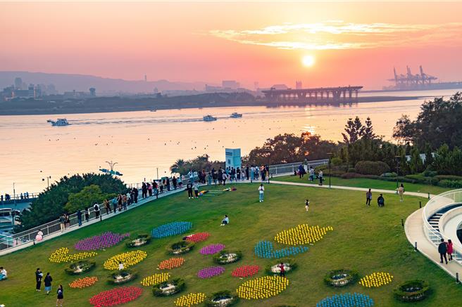 龙年迎春好礼包含「望高楼」无酒精饮料、「礼莱广场」国宾影城电影票、伴手礼兑换券等。(沪尾艺文休閒园区提供)