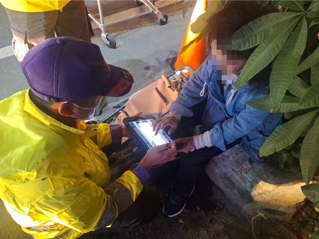 韩籍妇人思念家人带行李蹲坐分隔岛，员警助其返家。(警方提供／吕筱蝉桃园传真)