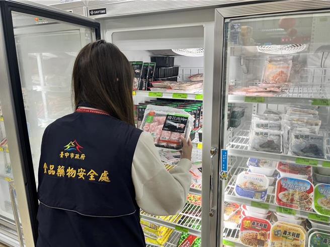 台中市食安處人員日前前往國防部福利事業管理處所屬台中福利站，抽驗國產台糖安心豚梅花肉片（冷凍），結果發現含有不得檢出的瘦肉精西布特羅，數值為0.002ppm，違反《食安法》規定。中市食安處人員日前抽驗情景。（本報資料照）