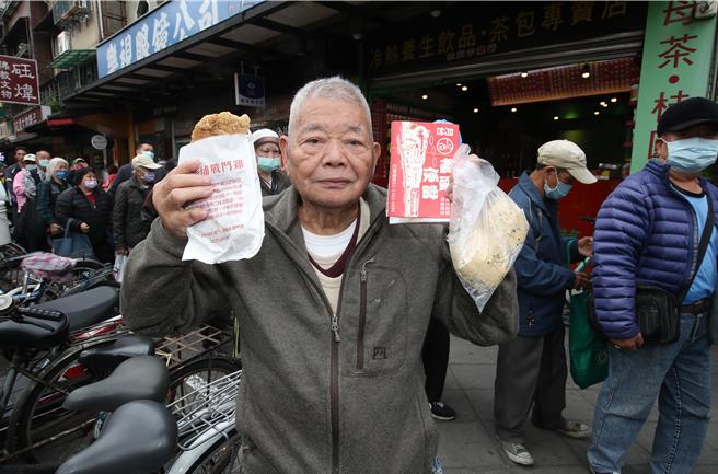 本名廖榮吉的「刈包吉」今年邁入84歲，愛心仍不間斷，他特地在年前、今天上午發送500個便當、500份雞排與1000個饅頭。（劉宗龍攝）