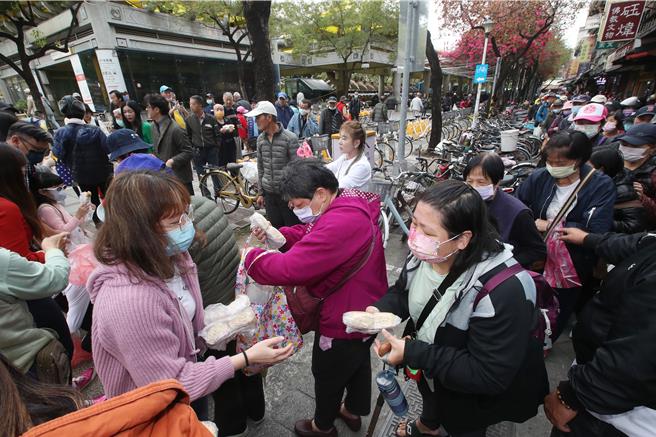 刈包吉今上午10時30分再度於艋舺公園發放物資，每人可以拿到便當、雞排及饅頭各1份。（劉宗龍攝）