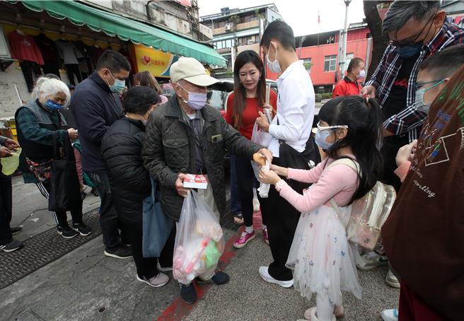 刈包吉今上午10時30分再度於艋舺公園發放物資，每人可以拿到便當、雞排及饅頭各1份。（劉宗龍攝）