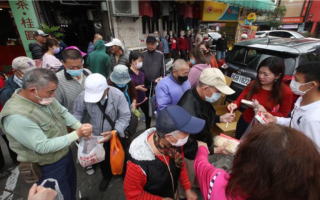刈包吉今上午10時30分再度於艋舺公園發放物資，每人可以拿到便當、雞排及饅頭各1份。（劉宗龍攝）