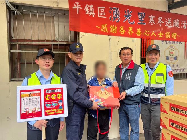 平镇警方与里长共同募集物资，协助弱势家庭也能温馨过年。(警方提供／吕筱蝉桃园传真)