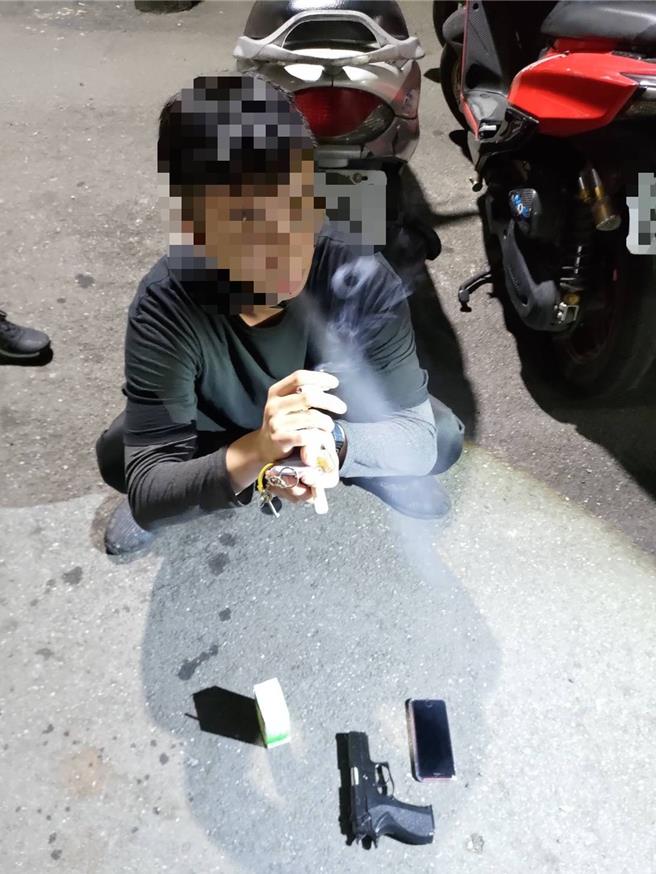 涉嫌人搶走債主身上錢包、手機。（翻攝畫面）