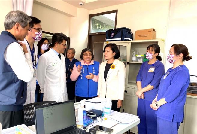 古坑乡草岭村「假日急诊医疗站」本月2日起运作，县长张丽善（右三）特别上山关心，右六为台大云林分院马惠明。（云林县卫生局提供）