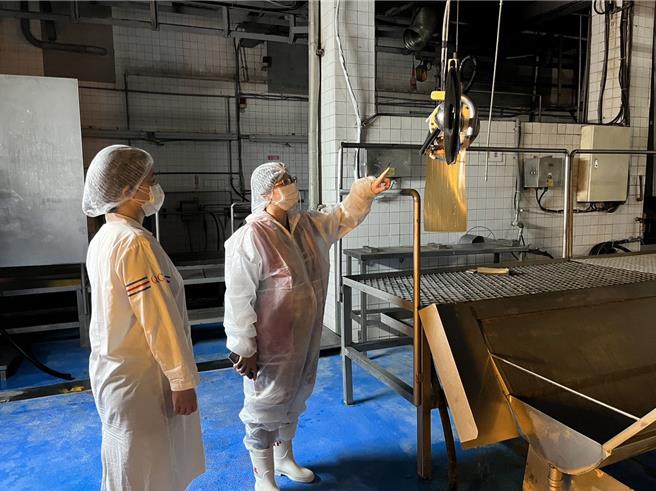 食药署与屏东卫生局至信功实业股份有限公司查核。食药署提供