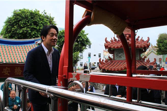 总统当选人赖清德4日中午低调飞澎参香合影谢票，在马公市开台天后宫过平安桥消厄。（许逸民摄）