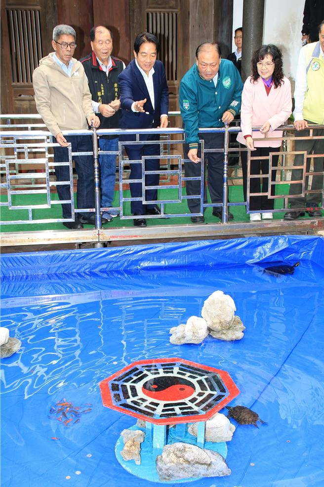 总统当选人赖清德4日中午低调飞澎参香合影谢票，在马公市开台天后宫内，在庙方为元宵设立的八卦阵投掷硬币祈福来试手气。图左至右依序为立委杨曜、天后宫主委蔡光明、赖清德、澎湖县长陈光復、行政院南部服务中心副执行长陈慧玲、议员蔡清续。（许逸民摄）