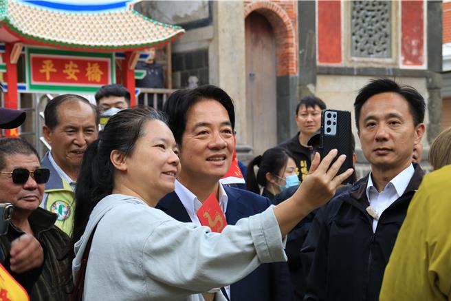 总统当选人赖清德4日中午低调飞澎参香合影谢票，不少民眾见状趋前合影，赖也来者不拒。（许逸民摄）