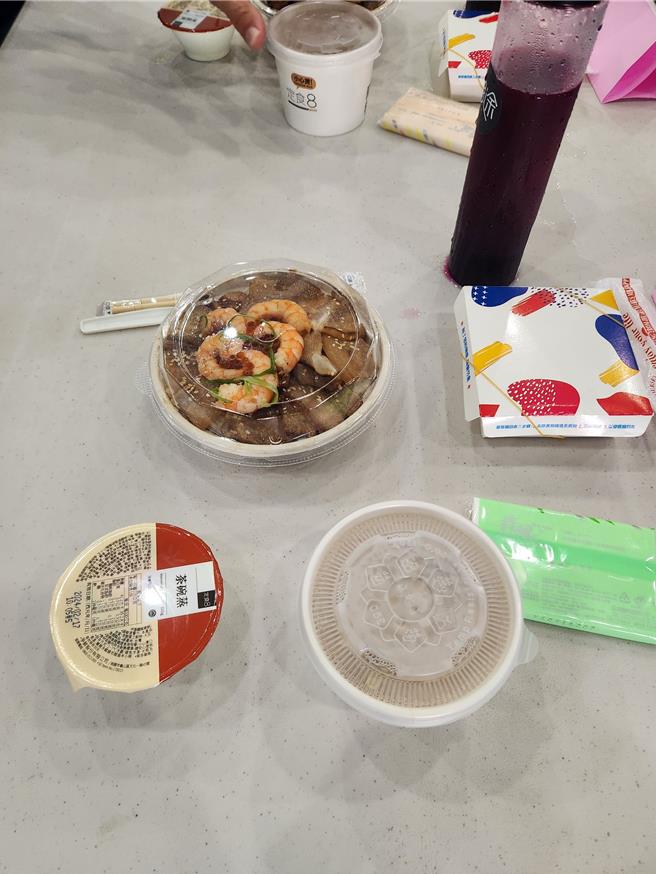 总统当选人赖清德4日中午低调飞澎参香合影谢票，首站到马公重光里活动中心，参加「赖清德与萧美琴澎湖县感恩便当会」，与民进党公职人员、信赖之友会等百人吃260元便当餐叙，图为260元便当。（民进党澎县党部提供／许逸民澎湖传真）