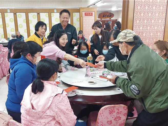 苗栗縣長夫人一一致贈紅包。（苗栗縣政府提供／李京昇苗栗傳真）