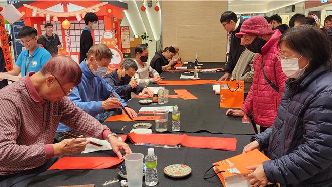 2024年2月4日澎湖县／澎坊免税店迎春挥毫，预告春节5天活动，4日下午在三号港一楼大厅举办【2024龙年迎春挥毫趣】活动，邀请书法名家为当地旅客及居民写春联、画字画。（许逸民摄）