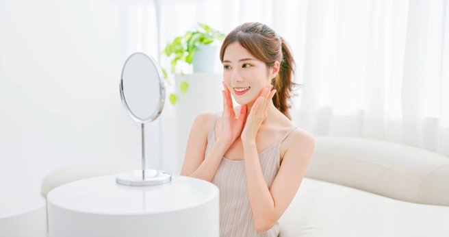 女子因為男友突襲住家，被看見素顏的妝容，男友居然提分手。（圖：shutterstock／達志）