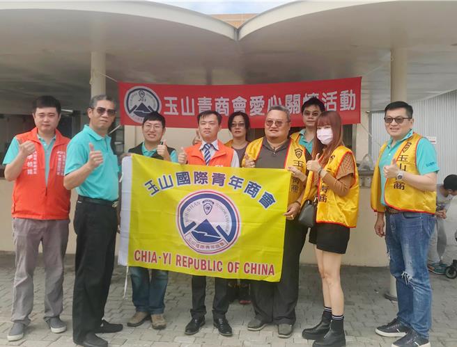 玉山国际青年商会3日、4日两天在嘉义火车站、文化公园发送睡袋、便当、饮料、餐盒等物资给街友。（读者提供∕吕妍庭嘉义传真）