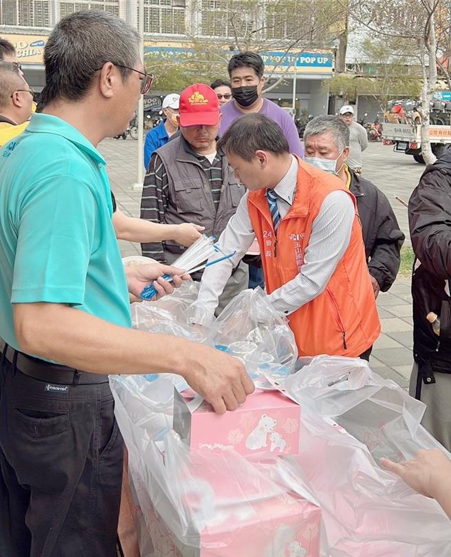玉山国际青年商会3日、4日两天在嘉义火车站、文化公园发送睡袋、便当、饮料、餐盒等物资给街友。（读者提供∕吕妍庭嘉义传真）