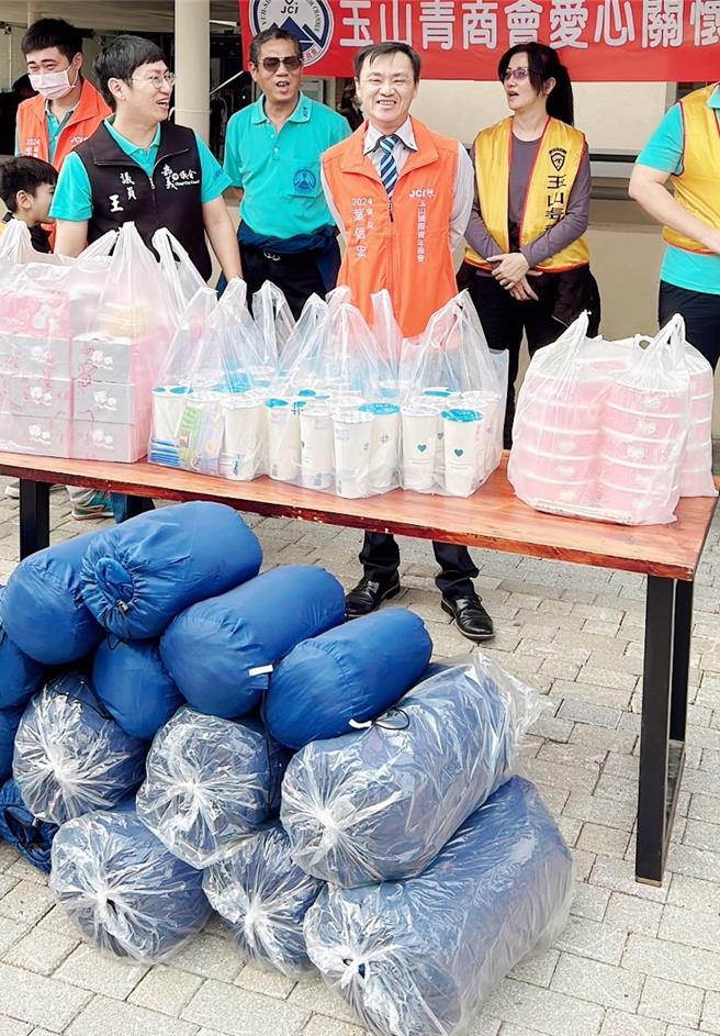 玉山国际青年商会3日、4日两天在嘉义火车站、文化公园发送睡袋、便当、饮料、餐盒等物资给街友。（读者提供∕吕妍庭嘉义传真）