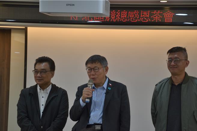 綠白喬龍頭「電話門」爭議持續延燒，民眾黨主席柯文哲今表示，醫生不會去害病人、騙病人，但媒體卻不段抹黑、抹紅，而這也是目前民進黨的一種媒體攻勢。（蔡雯如攝）