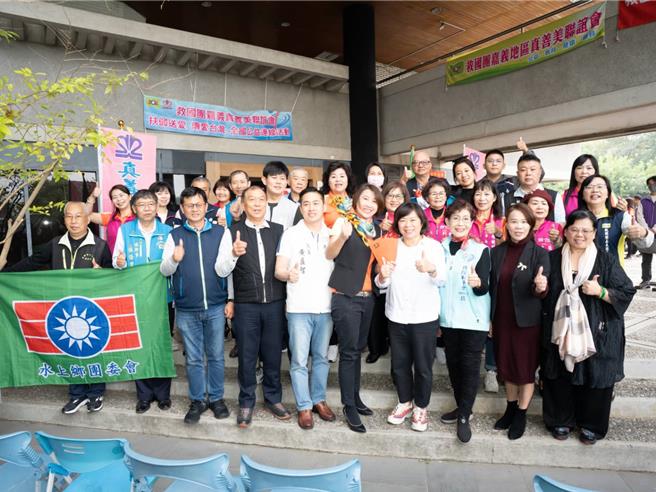 4日救國團嘉義真善美聯誼會在嘉義救國團中庭廣場發放愛心物資，為嘉市東區7里近150位弱勢獨居長者和邊緣戶送上溫暖。（讀者提供∕呂妍庭嘉義傳真）