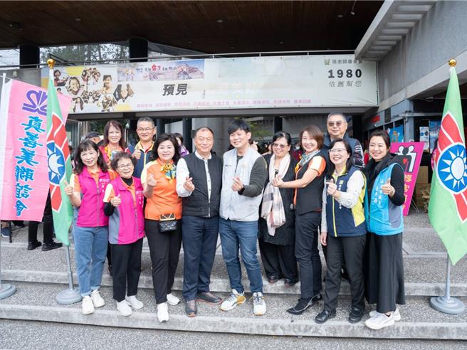 4日救國團嘉義真善美聯誼會在嘉義救國團中庭廣場發放愛心物資，為嘉市東區7里近150位弱勢獨居長者和邊緣戶送上溫暖。（讀者提供∕呂妍庭嘉義傳真）