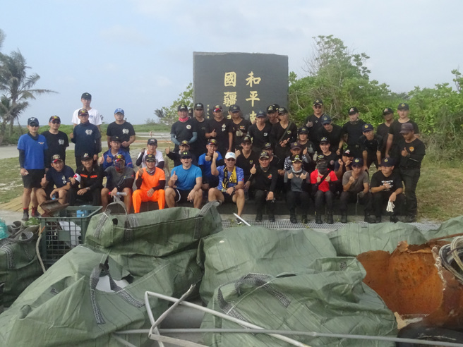 烈日下的农历年！滚烫沙滩30度艳阳，太平岛南国风情年味。(叶庭欣/翻摄)