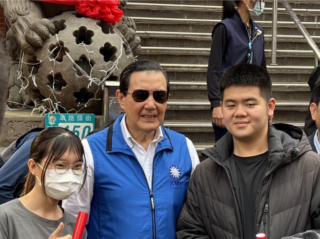 国民党台北市议员锺沛君透露马英九前总统夫人周美青2日低调现身文山区一间麵馆，亲自送上卷好春联后潇洒离开，马英九前总统今（4）日在新北市三重义天宫发春联时，回应太太「每年都有发啊」。（柯毓庭摄）