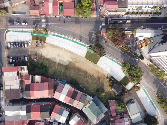 高市府交通局经管位于旗山区旗南一路与永平街口停车场用地，规画为路边型式停车位，可停放49辆小型车位，便利开车族。图为旗山区空拍图。（交通局提供／林瑞益高雄传真）