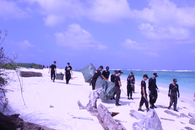 烈日下的农历年！滚烫沙滩30度艳阳，太平岛南国风情年味。(叶庭欣/翻摄)