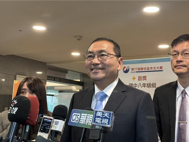 国民党连续7年没发年终奖金，明天将办尾牙，新北市长侯友宜是否加码？他回应明天有行程，这段时间大家非常辛苦，他会尽量前往。（柯毓庭摄）