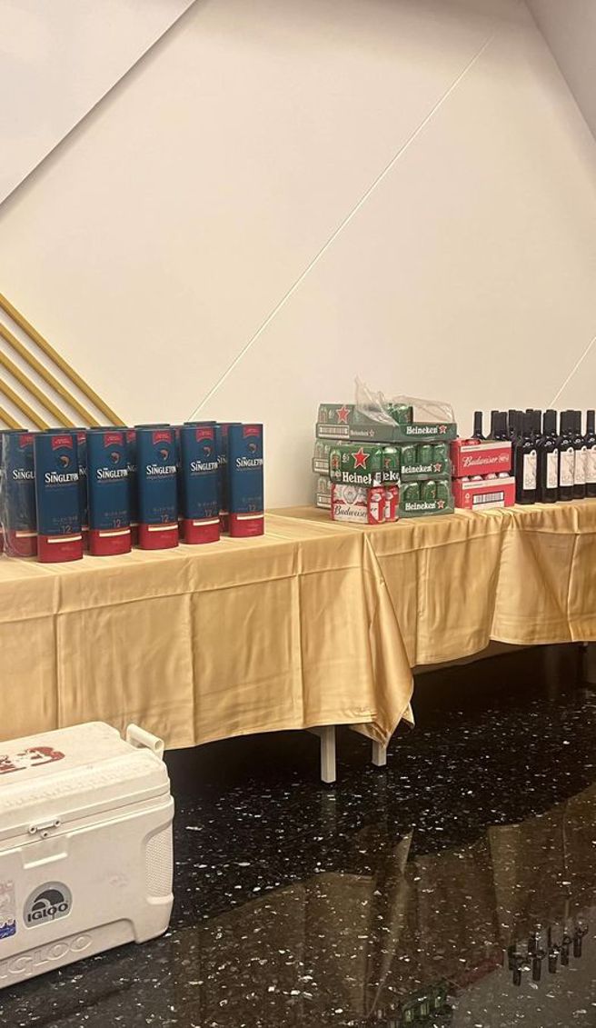 一位男子發現公司在尾牙上提供多種酒精性飲料。（翻攝自爆廢1公社臉書）