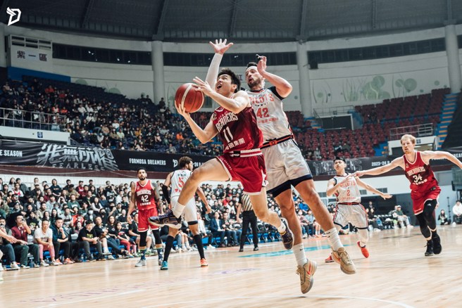 林俊吉持球快速切入準備上籃，沃許本在後虎視眈眈。(夢想家提供)