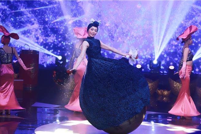 侯怡君表演人体不倒翁。（民视提供）