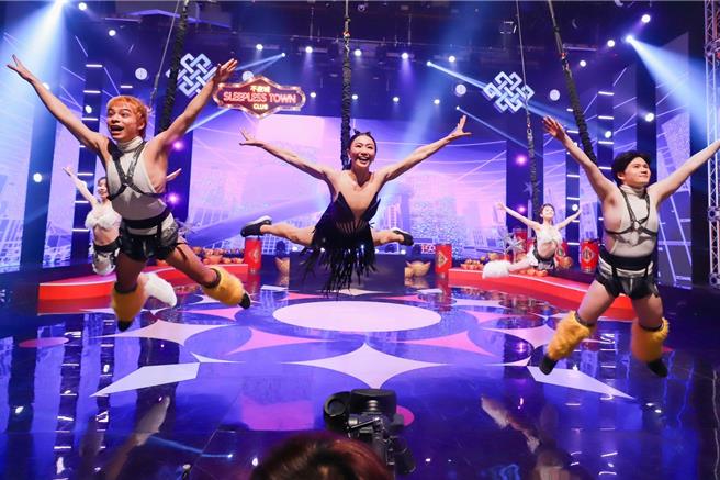 「极限特技蹦极」无重力舞蹈也难不倒侯怡君。（民视提供）