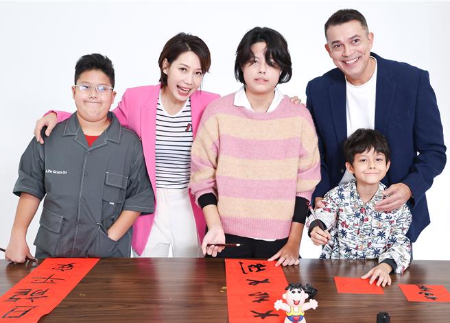 丁寧（左二）带着老公和3个孩子一起写春联。（陈俊吉摄）
