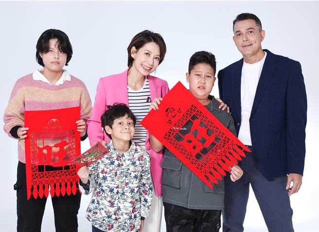 丁寧一家五口一起拜早年。（陈俊吉摄）