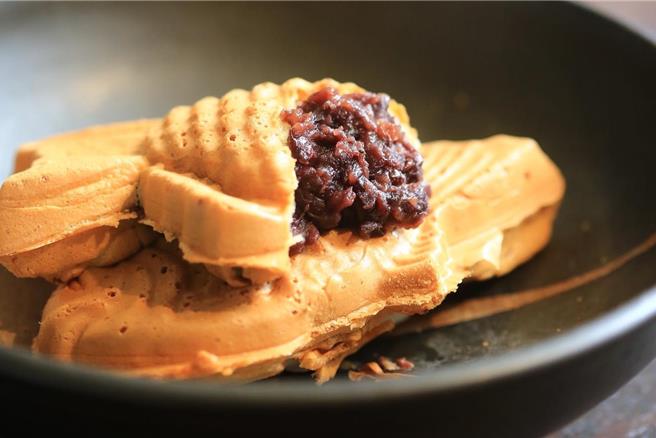 除夕至初三，日胜生加贺屋特邀知名鲷鱼烧「鲷鱼烧工房民生店」合作，在饭店制作美味的鲷鱼烧款待入住旅客。(日胜生加贺屋国际温泉饭店提供)