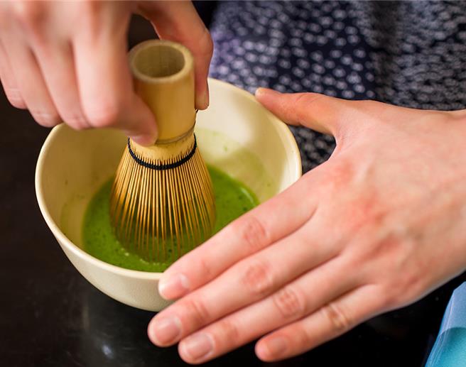 房客可欣赏茶道演出并品尝来自日本加贺屋御用「芝香园茶店 しこうえん」出产的抹茶与和菓子，透过品茗体会日本百年茶道艺术的精粹。(日胜生加贺屋国际温泉饭店提供)