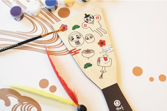 旅客入住日胜生加贺屋，可参加「开运彩绘羽子板DIY」，羽子板在日本过年有趋吉避凶的寓意。(日胜生加贺屋国际温泉饭店提供)