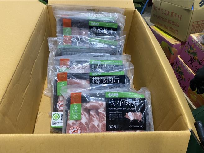 桃园12家超市量贩店贩售台糖猪肉片，已全面预防性下架，桃园市卫生局同步抽验不同批号，待检验结果合格再行上架。(卫生局提供／蔡依珍桃园传真)