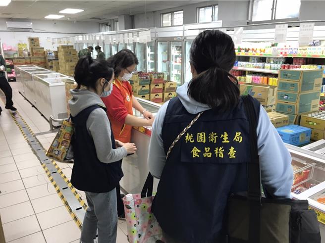 桃园12家超市量贩店贩售台糖猪肉片，已全面预防性下架，桃园市卫生局同步抽验不同批号，待检验结果合格再行上架。(卫生局提供／蔡依珍桃园传真)