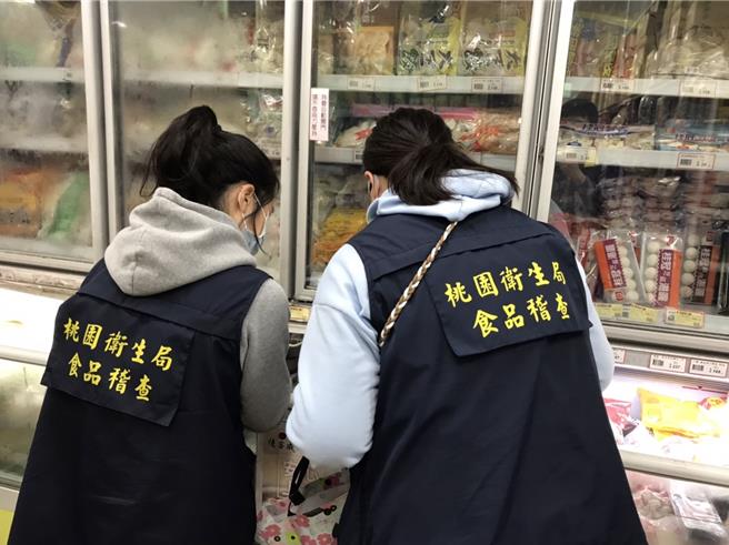 桃园12家超市量贩店贩售台糖猪肉片，已全面预防性下架，桃园市卫生局同步抽验不同批号，待检验结果合格再行上架。(卫生局提供／蔡依珍桃园传真)