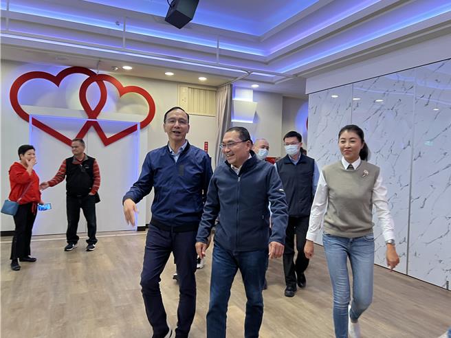 國民黨黨主席朱立倫（左一）今天到南投出席感恩餐會，痛批瘦肉精事件綠營執政縣市「無要無緊」。（張亦惠攝）