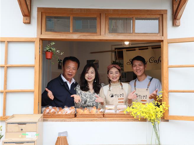 「布袋小上海歷史与文学地景缝合计画」把老宅变美宅，嘉义县长翁章梁夫妻等人开心在老宅摆拍。（吕妍庭摄）