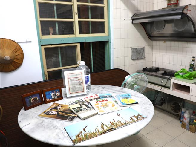 「布袋小上海歷史与文学地景缝合计画」今4日在民眾免费提供改造的千月会馆举办发表会，展现2年多来的文史调查与空间活化成果。（吕妍庭摄）