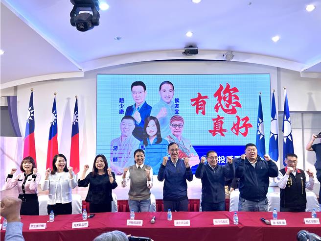 朱立倫、侯友宜今天到南投參加感恩餐會，都強調要讓國民黨年輕化。（張亦惠攝）