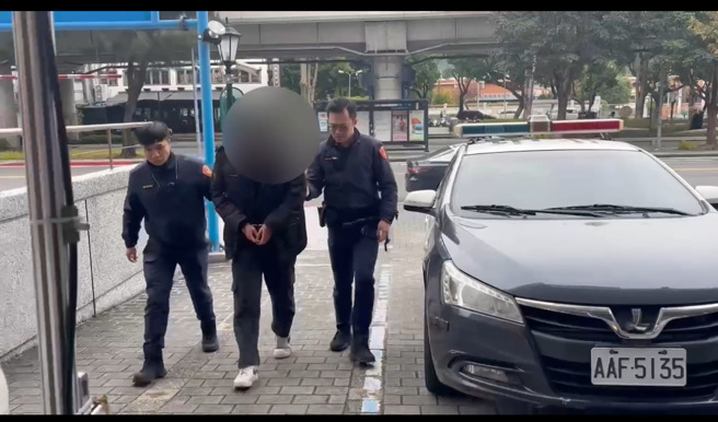 男子砸ATM遭警逮，卻對犯案動機交代不清。（翻攝畫面）