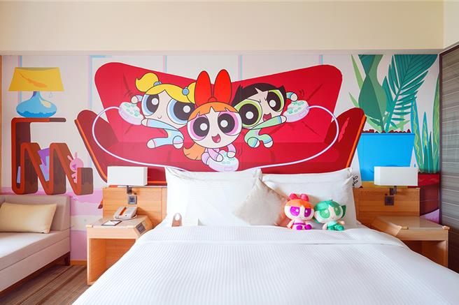 和逸台南西门馆最受欢迎的卡通频道旅宿体验「萌心爆发·卡通乐旅」住房专案，双人入住每晚5280元起，含自助式早餐及《飞天小女警》25周年限定主题套餐。(国泰饭店观光事业提供)