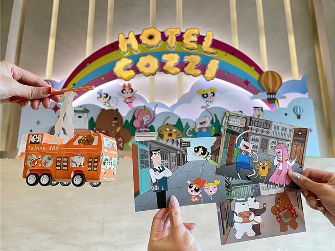 和逸台南西门馆特别结合卡通频道中的超人气卡通明星，打造别具特色的主题灯笼巴士及卡通主题明信片作为迎宾小礼。(国泰饭店观光事业提供)