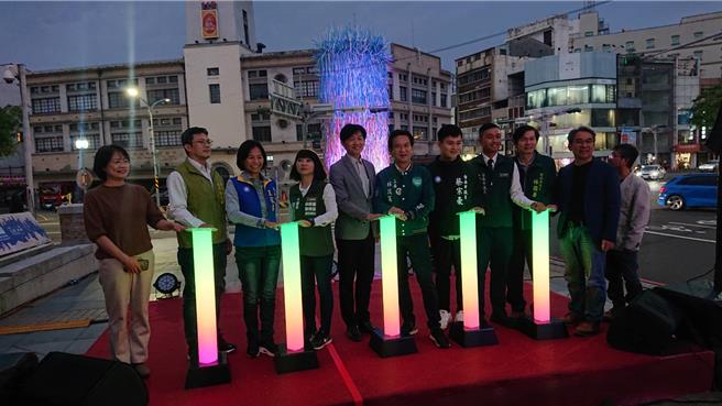 台湾灯会「埕南灯区」4日晚间点灯，台南市副市长叶泽山（左五）与台南市立委林俊宪（左六）4日在台湾文学馆前一起参加原台南合同厅舍「流动的埕事」作品点灯仪式。（程炳璋摄）