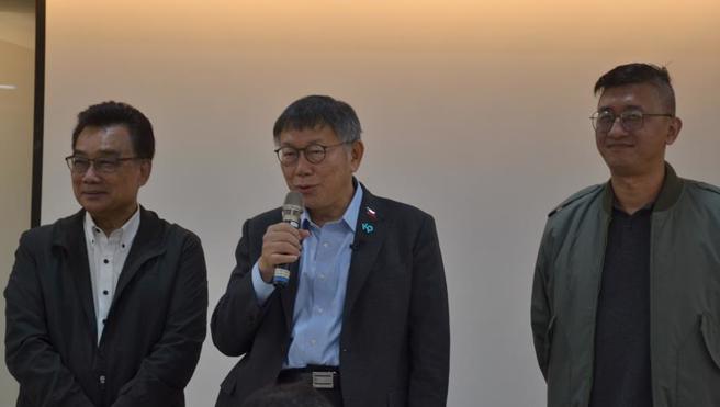 柯文哲（中）今日出席北区地方谢票茶会。（蔡雯如摄）
